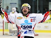 TO KOUK�TE! Kapit�n Pardubic Petr Koukal v ext�zi. Jeho t�m pr�v� z�skal