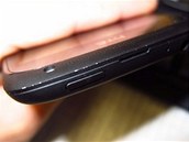 Extrémně tvrdá vrstva krytu HTC One S se u přístrojů z vadné série loupe.