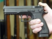 Lupi� m��il na pracovn�ka v�kupny kov� zbran� a jednou vyst�elil do zem�. Pozd�ji se uk�zalo, �e m�l plynovou pistoli. Ilustra�n� sn�mek