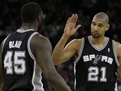 DeJuan Blair a Tim Duncan slaví body San Antonia Spurs.