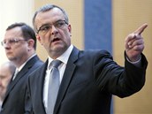 Ministři schválili balík zákonů počítající se zvýšením DPH i daní z příjmu. TK Ministři schválili balík zákonů počítající se zvýšením DPH i daní z příjmu. TK