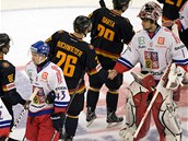 BRAT�I VE V�STROJI. Brat�i Kov��ov� Jan (vlevo) a brank�� Jakub nasazen� na