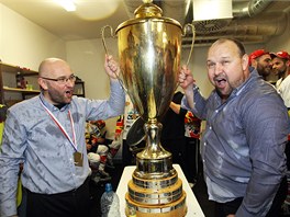 ZLIT� TREN��I. Pardubi�t� tren��i Pavel Hynek (vlevo) a Ladislav Lubina si...