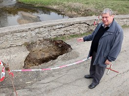Historický most v Ronově nad Sázavou v Přibyslavi zničil traktorista s těžkým