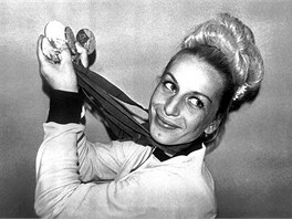 Věra Čáslavská s medailemi z letní olympiády v Mexiku. (1968) Věra Čáslavská s medailemi z letní olympiády v Mexiku. (1968)