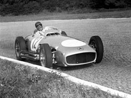 DOTEK HISTORIE. Juan Manuel Fangio s vozem Mercedes m��� za v�t�zstv�m p�i