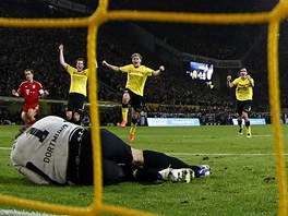 Arjen Robben z Bayernu (vpravo) zpytuje sv�dom� pot�, co v Dortmundu neprom�nil...