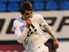 MILUJU OSTRAVU. Z�lo�n�k Davor Kukec l�b� znak Ban�ku Ostrava pot�, co vst�elil