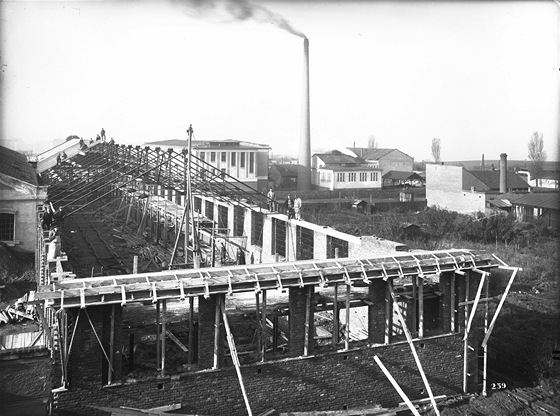 Stavba nov� lod� v roce 1924