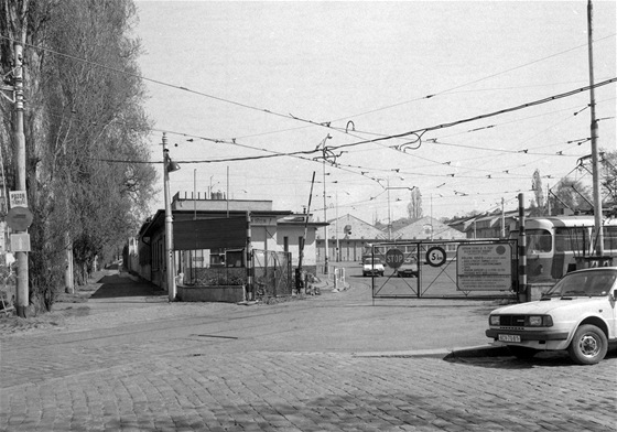Vjezd do vozovny v roce 1990
