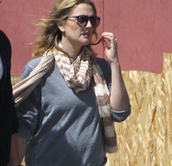 Těhotenství Drew Barrymore prozradilo rostoucí bříško. Těhotenství Drew Barrymore prozradilo rostoucí bříško.
