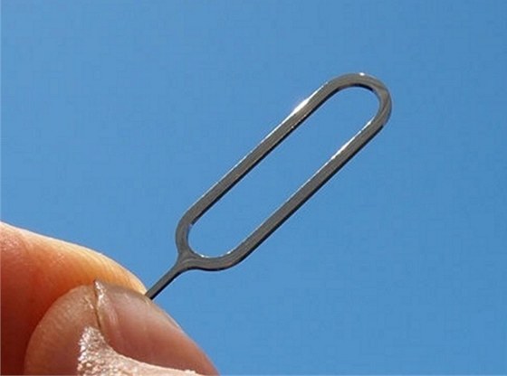 Nástroj k vysunutí slotu na SIM kartu je zhotoven ze slitiny LiquidMetal Nástroj k vysunutí slotu na SIM kartu je zhotoven ze slitiny LiquidMetal