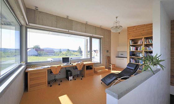 V pracovně se pohledový beton snoubí s bílým štukem, borovicovým dřevem a V pracovně se pohledový beton snoubí s bílým štukem, borovicovým dřevem a