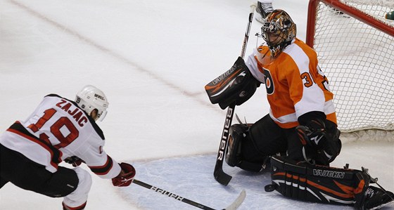 Travis Zajac z New Jersey p�ekon�v� g�lmana Ilju Bryzgalova z Philadelphie.
