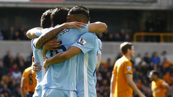 1:0 PRO CITY. Fotbalisté Manchesteru City gratulují Sergiu Agüerovi ke gólu 1:0 PRO CITY. Fotbalisté Manchesteru City gratulují Sergiu Agüerovi ke gólu