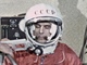 Vladimir Komarov jako n�hradn�k pro let Vostoku p�i obl�k�n� skafandru na...
