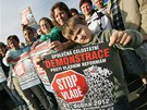Karlovar�t� odbor��i p�ed odjezdem na protivl�dn� demonstraci v Praze. (21.