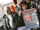 Karlovar�t� odbor��i p�ed odjezdem na protivl�dn� demonstraci v Praze. (21.