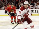 Shane Doan z Phoenixu bojuje se soust�ed�n�m v�razem v duelu s Chicagem.