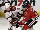 Shane Doan (vlevo) z Phoenixu bojuje o puk s Duncanem Keithem z Chicaga. 