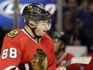 Patrick Kane z Chicaga si prohl�� hokejku a pomalu se lou�� s leto�n�m