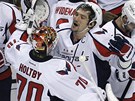PAR�DA, POSTUPUJEME. Brank�� Washingtonu Braden Holtby se raduje spole�n� s