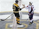 Obr�nce Zdeno Ch�ra z Bostonu (vlevo) se po prohran�m duelu zdrav� s hv�zdou