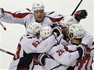 POSTUP JE N��. Nad�en� hokejist� Washingtonu pot�, co vy�adili Boston.