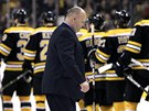 ODCHOD ZE SC�NY. Tren�r Bostonu Claude Julien a jeho sv��enci zklaman� opou�t�