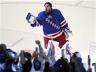 Brank�� NY Rangers Henrik Lundqvist zdrav� div�ky po rozhoduj�c�m v�t�zn�m