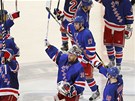OSLAVN� GESTA A KLIDN� TV��E.  Hokejist� NY Rangers po sedmiz�pasov�m boji