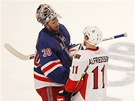 DOBOJOV�NO. Henrik Lundqvist (vlevo) z NY Rangers se zdrav� s Danielem