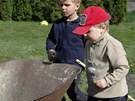 Kluci zkoumaj� taje zahradnick�ho kole�ka.