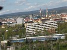 Pohled ze 13. patra mrakodrapu AZ Tower - za železničními vagony je torzo Pohled ze 13. patra mrakodrapu AZ Tower - za železničními vagony je torzo