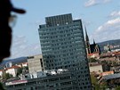 Pohled ze 13. patra mrakodrapu AZ Tower - dostavěná výšková budova Tower B.