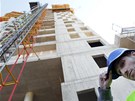 Do 13. patra mrakodrapu AZ Tower vozí dělníky venkovní výtah. (25. duben 2012)