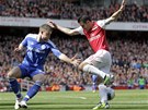 TANEC NAD MÍČEM. Robin van Persie z Arsenalu (vpravo) se pokouší elegantně TANEC NAD MÍČEM. Robin van Persie z Arsenalu (vpravo) se pokouší elegantně