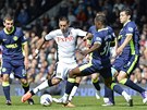 OBKL��EN�. Clint Dempsey z Fulhamu (v b�l�m) se pokou�� p�ekonat