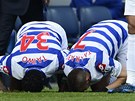 SV�R�ZN� OSLAVA. Adel Taarabt (vpravo) l�b� s Tayem Taiwem, spoluhr��em z