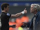 KONFLIKT. Gareth Bale z Tottenhamu (vlevo) si vym��uje n�zory s p��znivcem