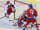 LET BRANKOVI�T�M. �esk� obr�nce Ond�ej N�mec a brank�� Jakub Kov�� sleduj�, jak