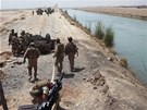 �lenov� SOG pom�haj� britsk� patrole.