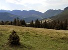 Ze sedla nad pod�iarskou kolibou je kr�sn� v�hled na panorama Mal� Fatry.