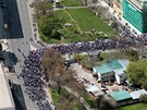 Letecký záb�r na odborá�skou demonstraci Stop vlád� v Praze (21. dubna 2012)