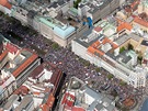 Letecký záb�r na odborá�skou demonstraci Stop vlád� v Praze (21. dubna 2012)