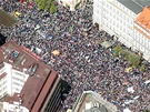 Letecký záb�r na odborá�skou demonstraci Stop vlád� v Praze (21. dubna 2012)