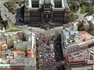 Letecký záb�r na odborá�skou demonstraci Stop vlád� v centru Prahy (21. dubna...