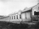Biskupcova ulice s novou lod� vozovny v roce 1927