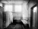 Biskupcova ulice s novou lod� vozovny v roce 1927