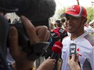 ZLAT� HOCH. Lewis Hamilton chv�li p�edt�m, �e v prvn�m tr�ninku Velk� ceny